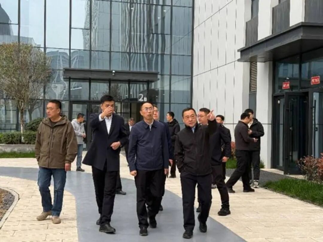1774916136280577